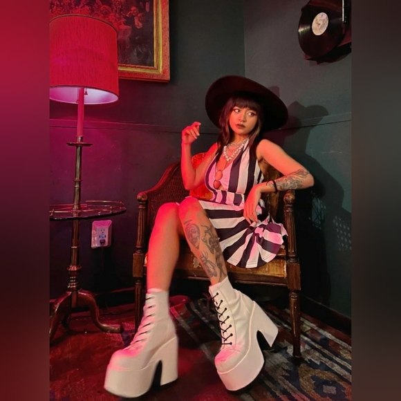 SOURPUSS CLOTHING STRIPES PEEKABOO HALTER DRESS BLACK/WHITE - Picture 2 of 4